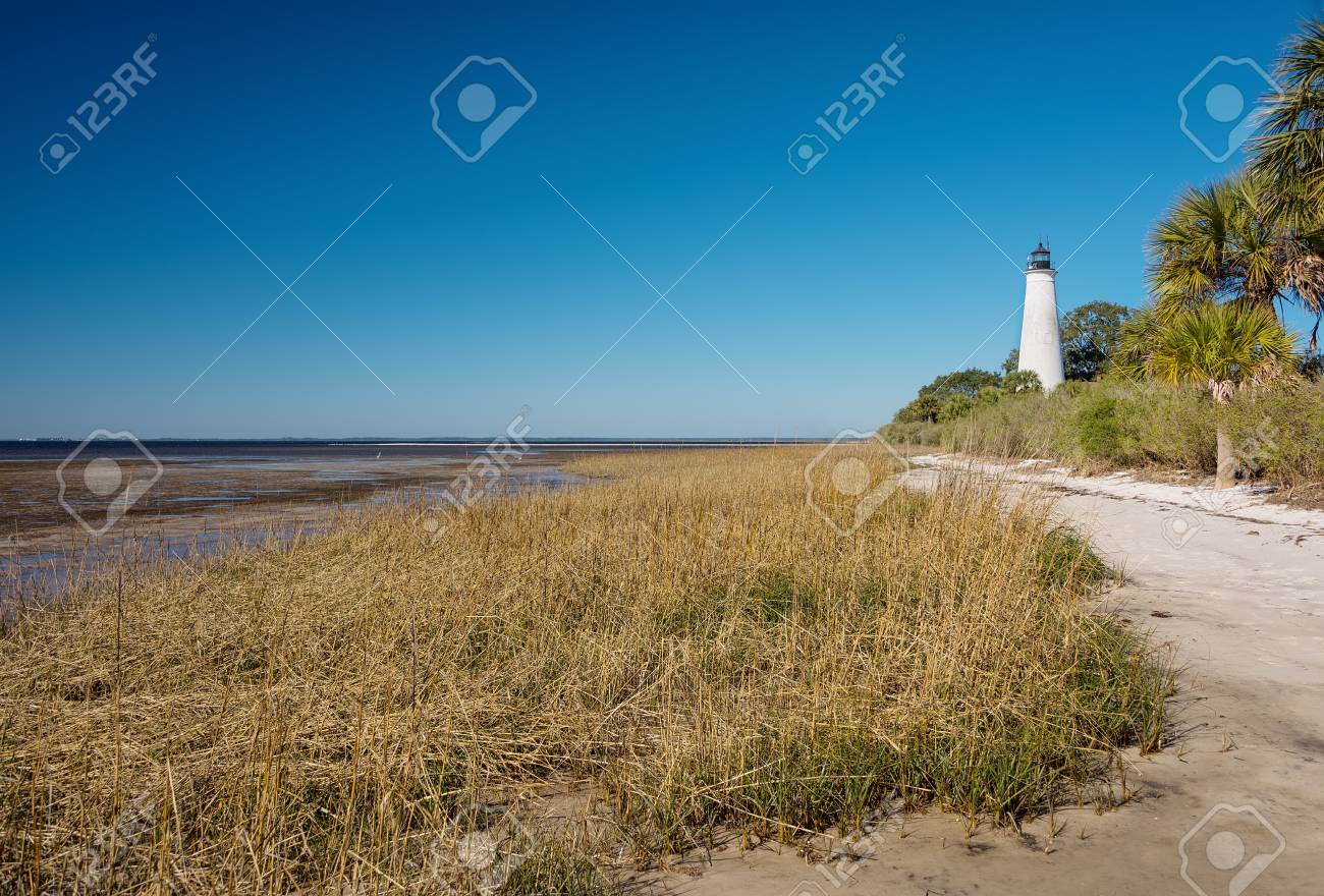 海岸線と歴史的な灯台セント マークス フロリダのセント マーク川端 の写真素材 画像素材 Image
