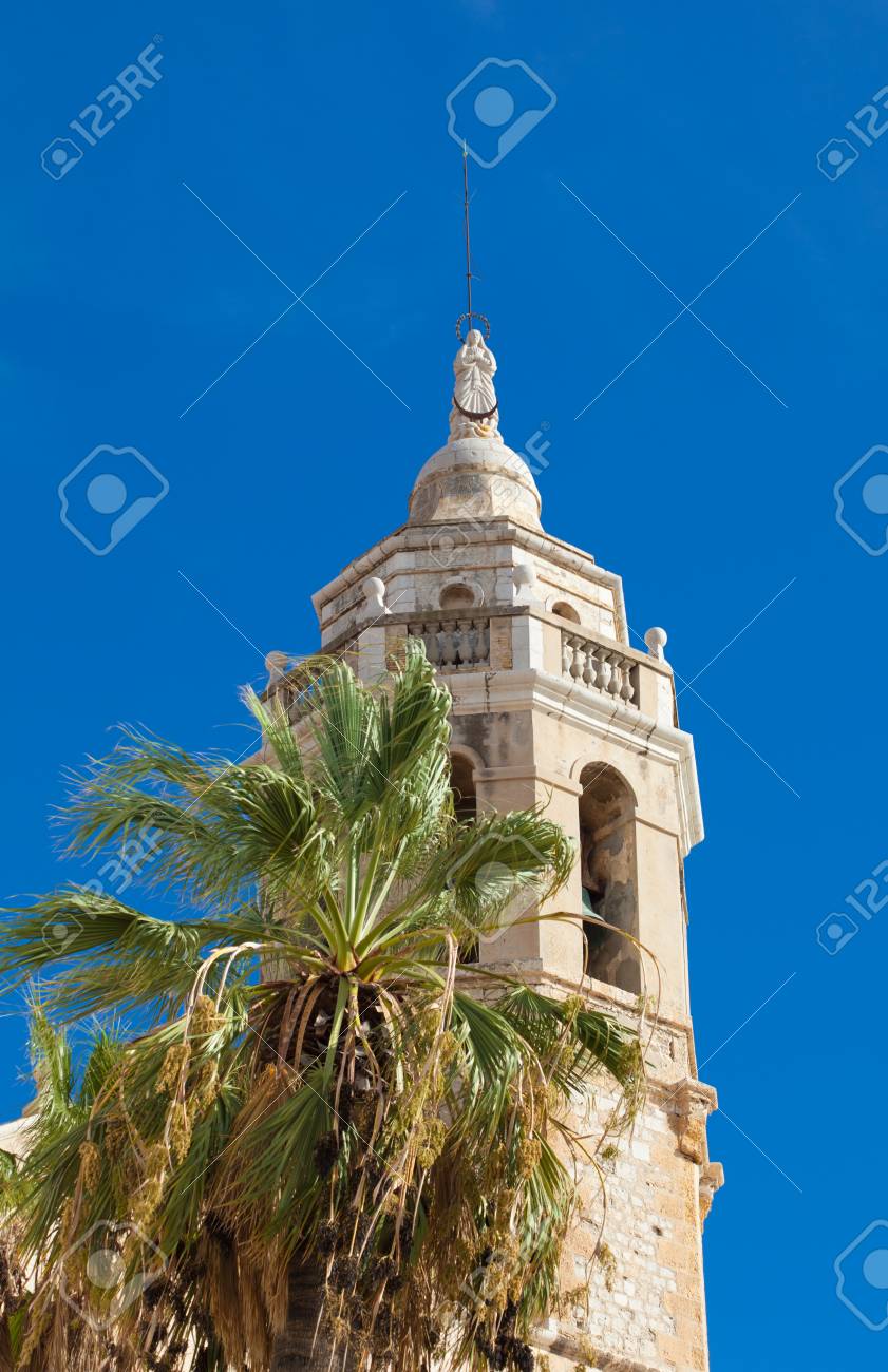 シッチェス 17 世紀海辺近く教会私サンタ Tecla 主塔 の写真素材 画像素材 Image