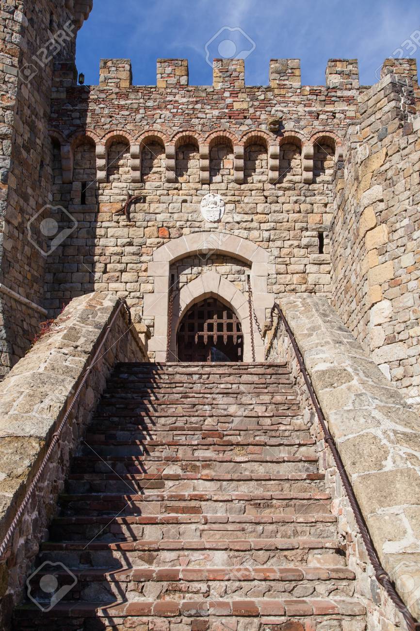朝の日差しと青い空の城のゲートの入り口に至るまでレンガと石の階段 の写真素材 画像素材 Image 9275