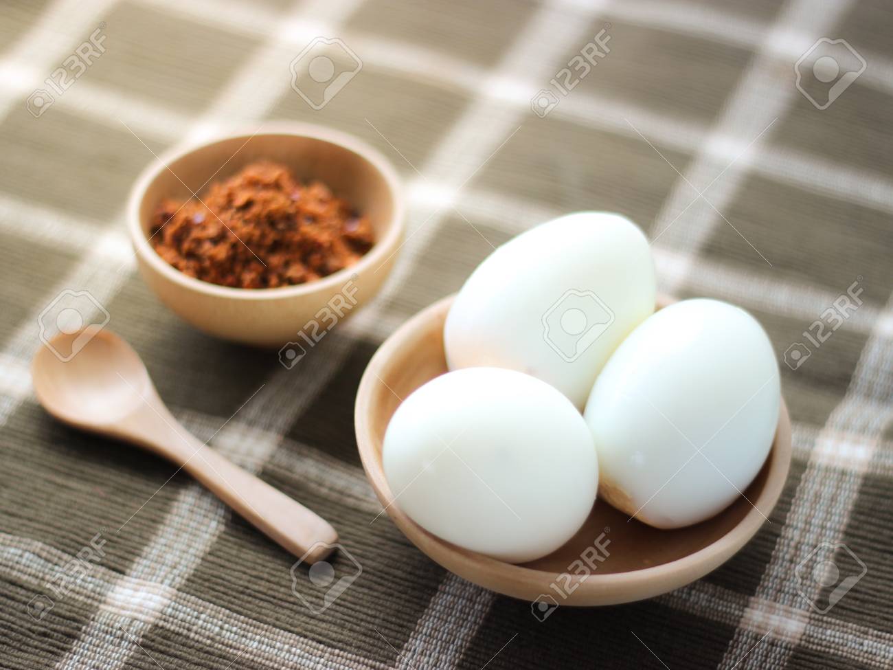 小さな木製の皿と唐辛子ペーストをスプーンでゆで卵 の写真素材 画像素材 Image