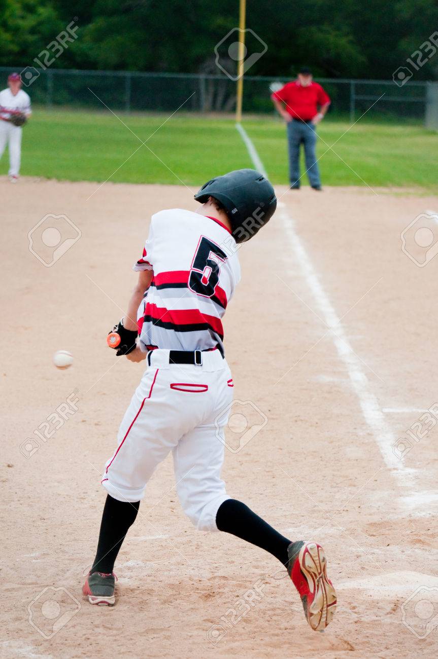 10 代野球選手は 後ろからボールを打つためのバットをスイングします の写真素材 画像素材 Image 10 代野球選手は 後ろからボールを打つためのバットをスイングします の写真素材 画像素材 Image