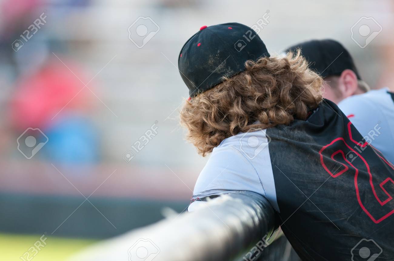 ゲーム中にダッグアウトでアメリカの高校生 の写真素材 画像素材 Image