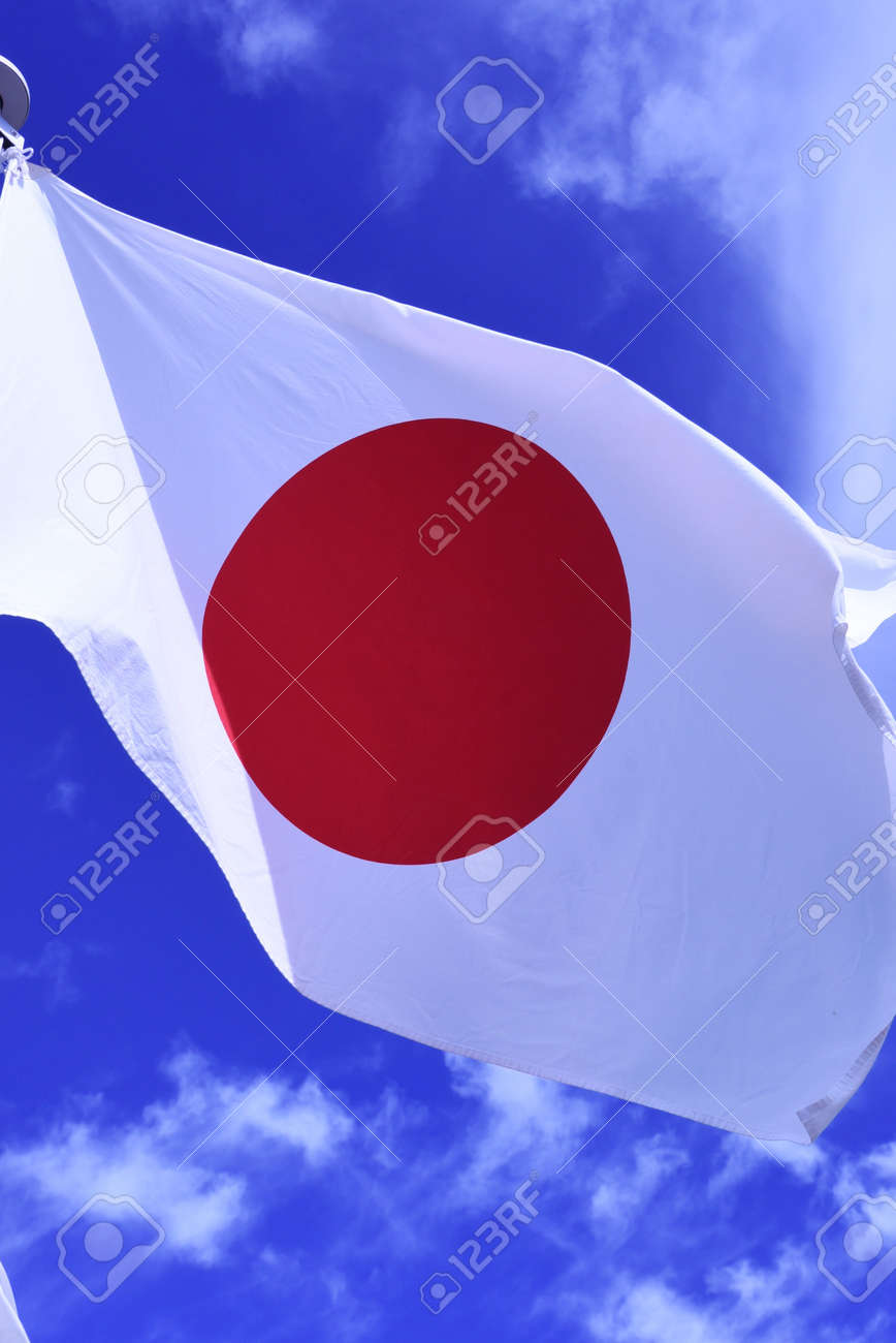 風になびく日本の国旗。日本では「日の丸」と呼ばれ、昇る太陽を象徴しています。赤と白は日本の伝統的な色であり、縁起の良いものと考えられています。の写真素材・画像素材  Image 190150399