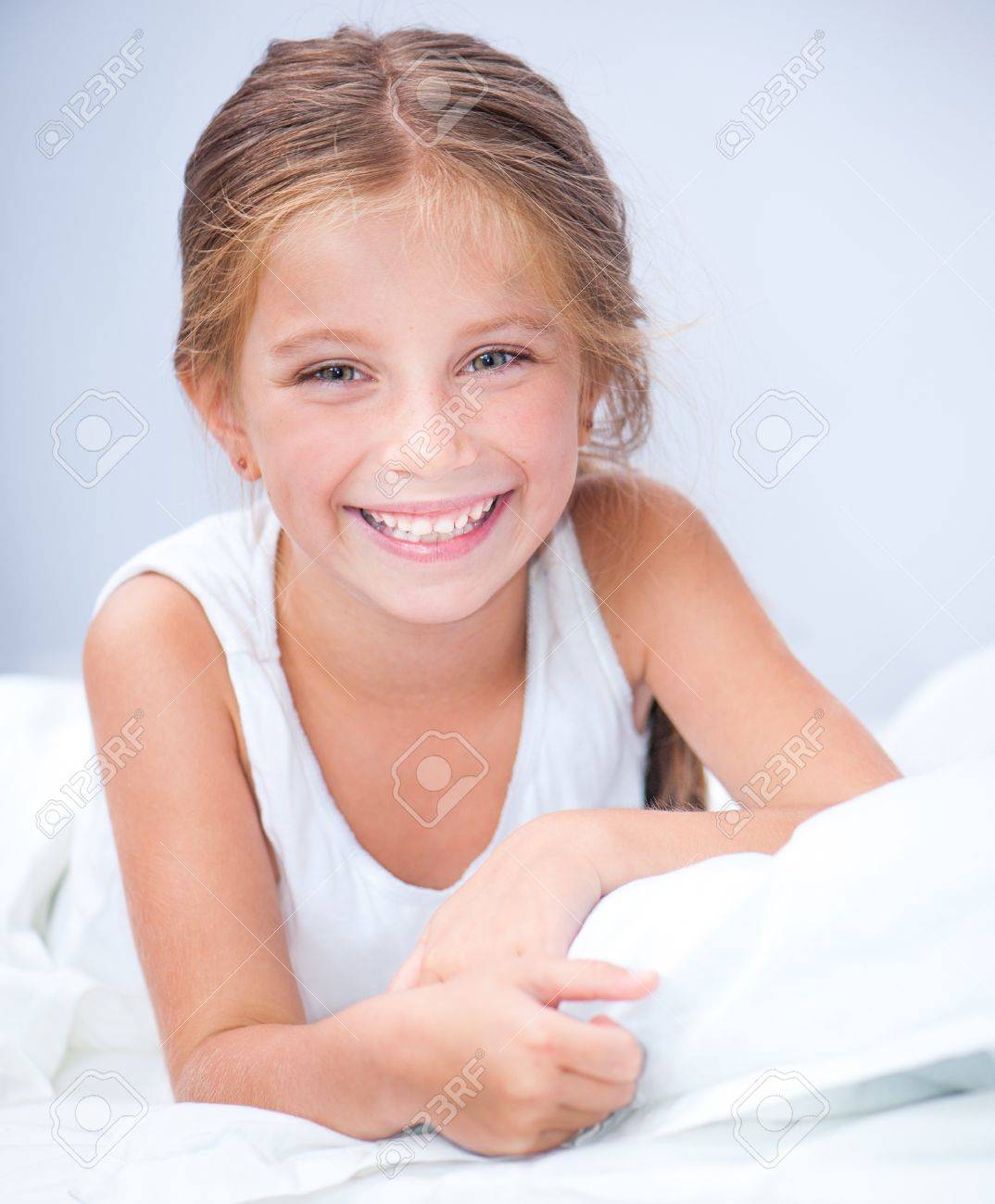 Glücklich Niedliche Kleine Mädchen Wachte Im Weißen Bett Lizenzfreie Fotos Bilder Und Stock Fotografie Image 20948200