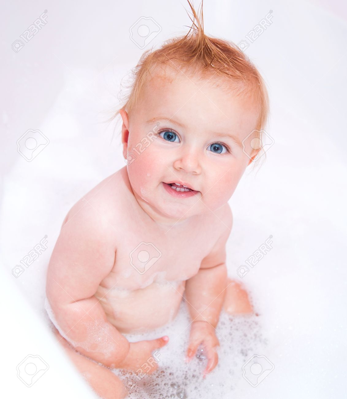 Bebe Jolie Fille Souriante Prend Un Bain Avec Une Mousse Banque D Images Et Photos Libres De Droits Image