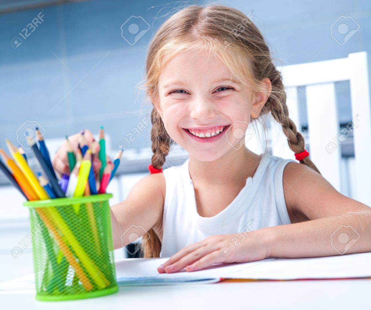 かわいい女の子アルバムで家で鉛筆で描画 の写真素材 画像素材 Image かわいい女の子アルバムで家で鉛筆で描画 の写真素材 画像素材 Image
