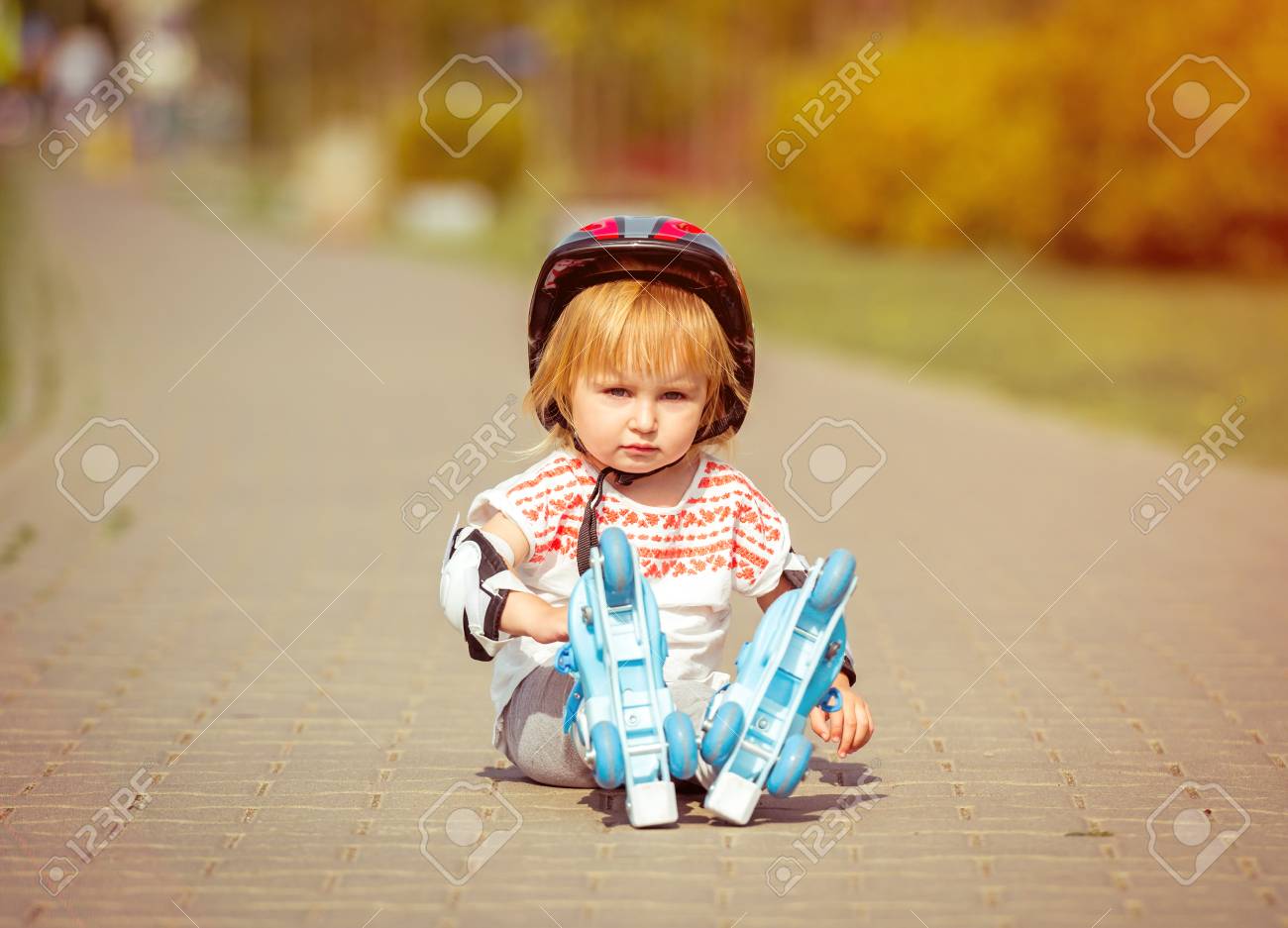 ローラー スケートや路上に座ってヘルメットで 2 歳のかわいい女の子 の写真素材 画像素材 Image ローラー スケートや路上に座ってヘルメットで 2 歳のかわいい女の子 の写真素材 画像素材 Image