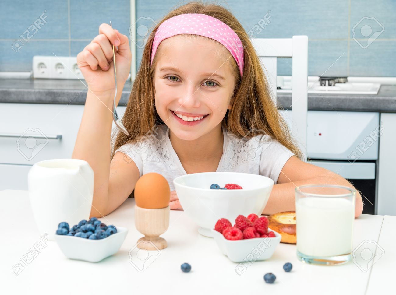 smiling little girl having breakfast - 45297574 smiling little girl having breakfast - 45297574