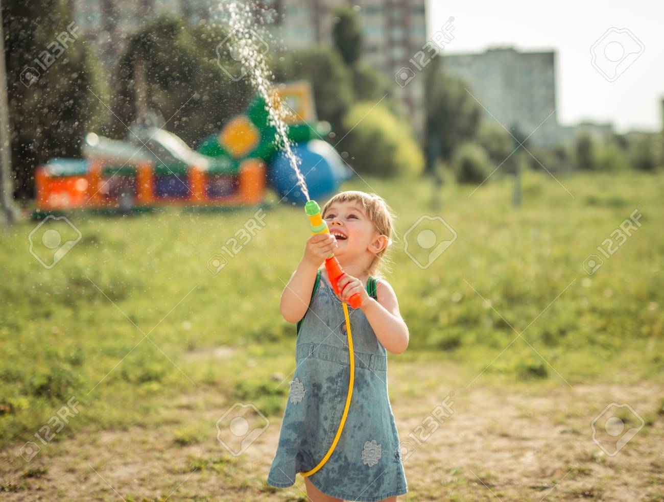 外のホースで水鉄砲を再生かわいい女の子 の写真素材 画像素材 Image 外のホースで水鉄砲を再生かわいい女の子 の写真素材 画像素材 Image