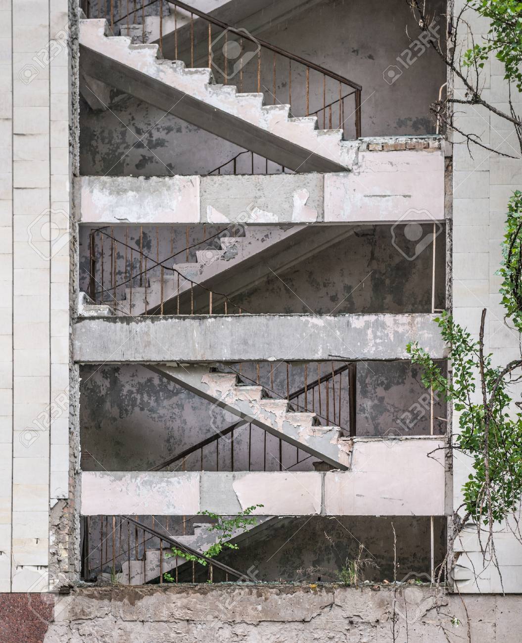プリピャチの廃墟廃屋の階段 の写真素材 画像素材 Image プリピャチの廃墟廃屋の階段 の写真素材 画像素材 Image