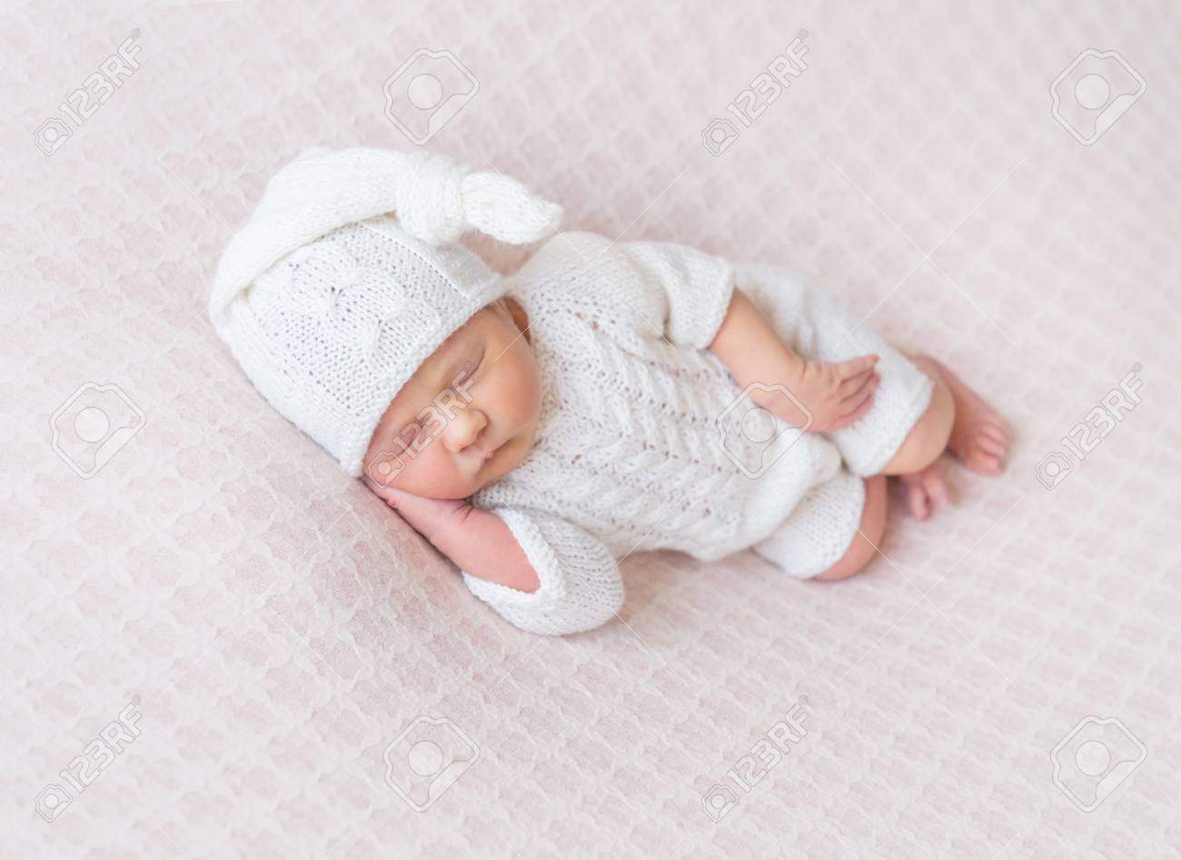 Bebe Qui Dort Sur Le Cote En Costume Tricote Banque D Images Et Photos Libres De Droits Image