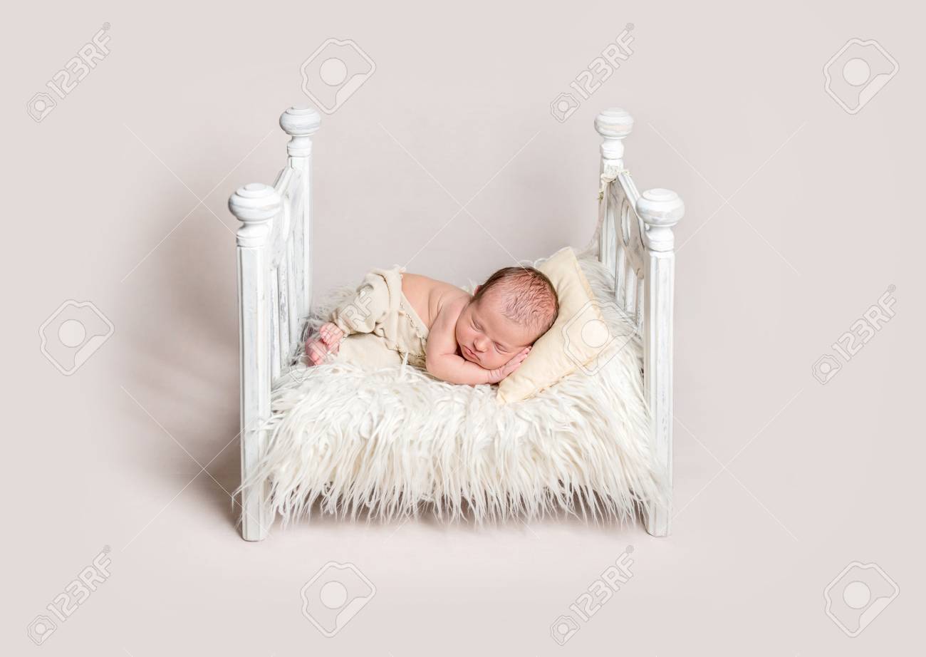 small crib for newborn