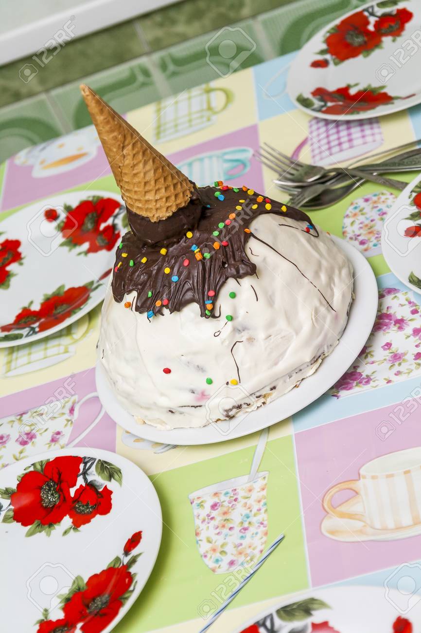 Gateau D Anniversaire Sous La Forme D Un Cone Avec De La Creme Glacee Sur La Table Banque D Images Et Photos Libres De Droits Image Gateau D Anniversaire Sous La Forme D Un Cone Avec De La Creme Glacee Sur La Table Banque D Images Et Photos Libres De Droits Image