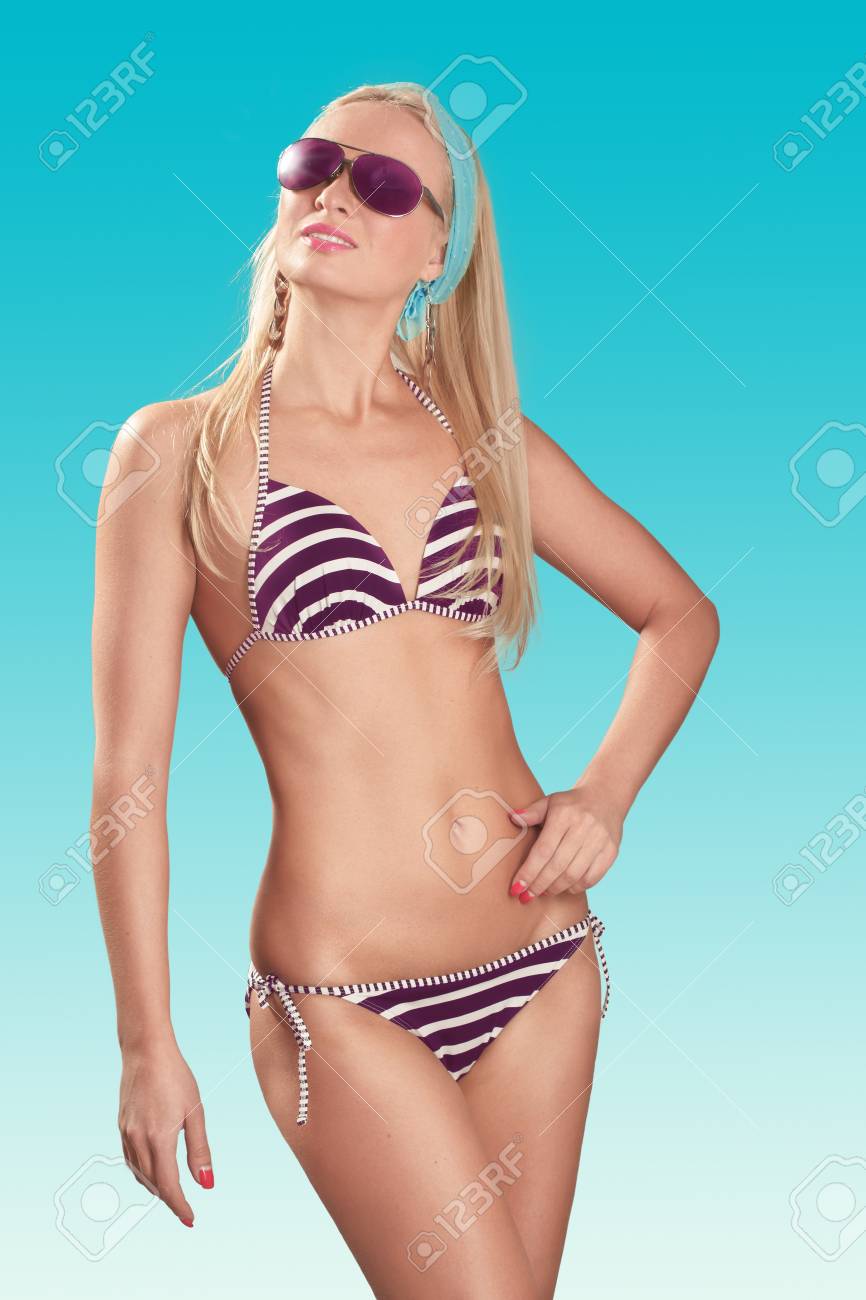 セクシーなビキニのモデル の写真素材 画像素材 Image