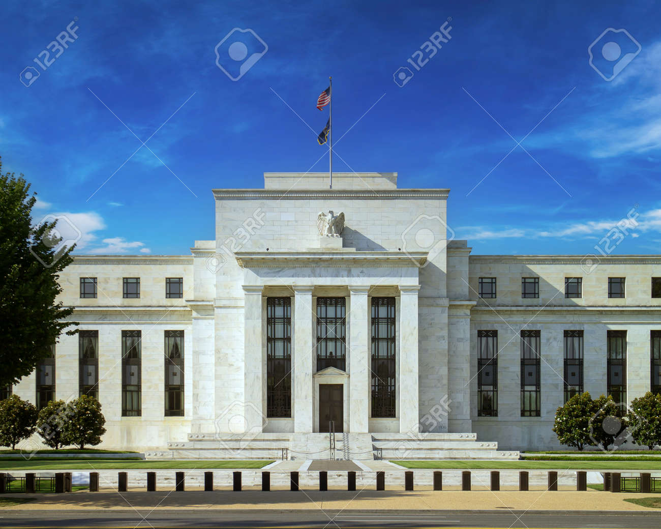 화창한 날 워싱턴 DC에 있는 연방 준비 제도 이사회 건물. 로열티 무료 사진, 그림, 이미지 그리고 스톡포토그래피. Image  188680615