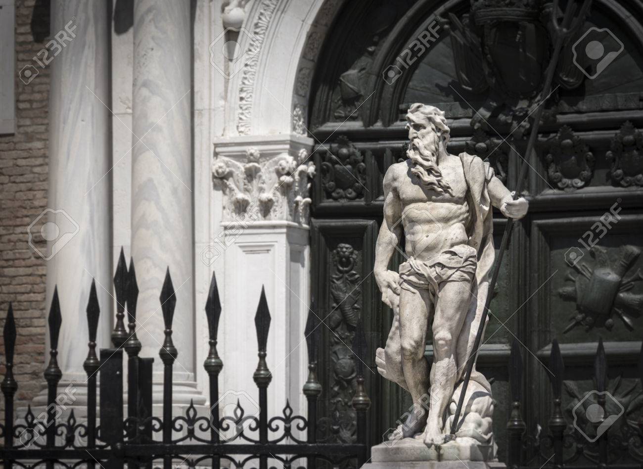 アーセナル ヴェネツィア イタリアのゲートでネプチューンやポセイドンの像 の写真素材 画像素材 Image