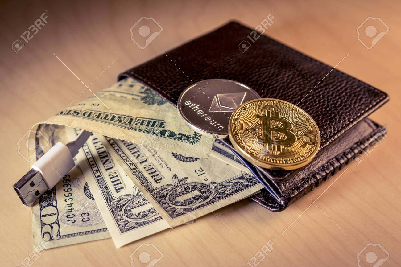 Concepto Financiero Con Bitcoin Físico Y Etéreo Sobre Una Billetera De  Cuero Con Dólares Estadounidenses Y Cable USB En El Interior Fotos,  retratos, imágenes y fotografía de archivo libres de derecho. Image