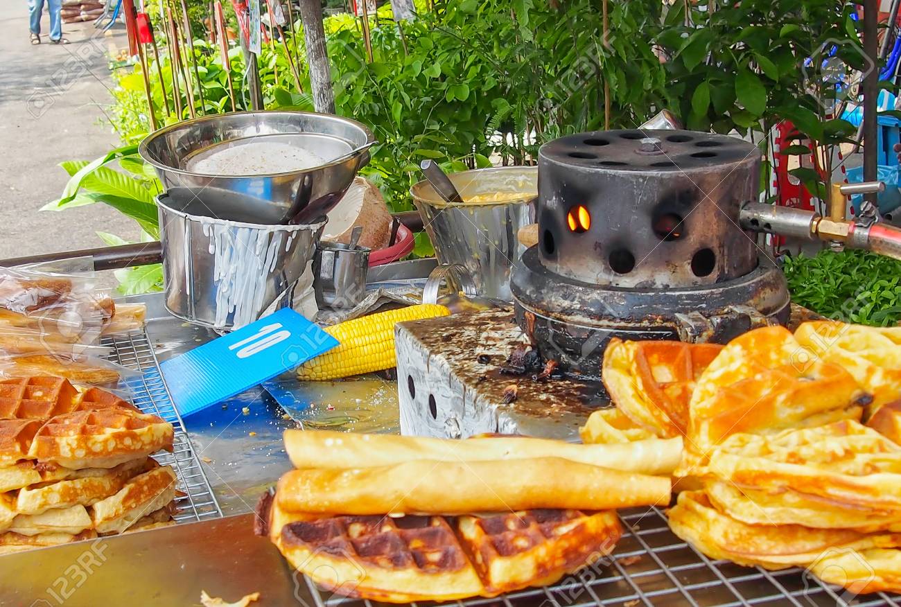 Gaufres Imprimer Le Motif à Travers La Poêle à Griller Sur La Cuisinière Antique Candy Thailand