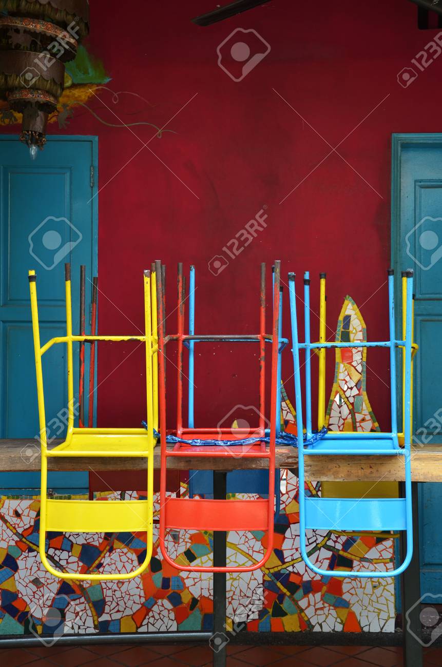 De MagasinSingapour Face Colorées Sur En Une Bois Chaises Table L'ancien WH2YEDe9Ib