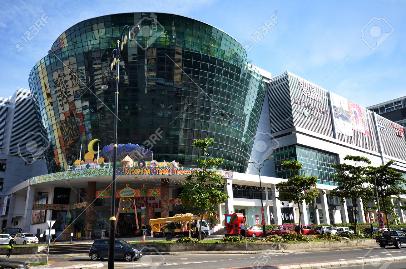 コタキナバル マレーシア 17 年 6 月 24 日 スリア サバ店舗店 ファーストフード店 7 階建ての駐車場 映画の何百ものコタキナバル市内のショッピング モール の写真素材 画像素材 Image