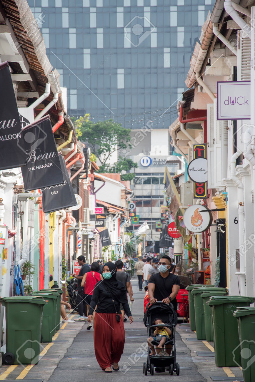 싱가포르 - 2021년 10월 24일: 신원 미상의 사람들이 싱가포르의 하지 레인을 방문합니다. 하지 레인은 카페와 부티크로  유명합니다. 로열티 무료 사진, 그림, 이미지 그리고 스톡포토그래피. Image 177466207