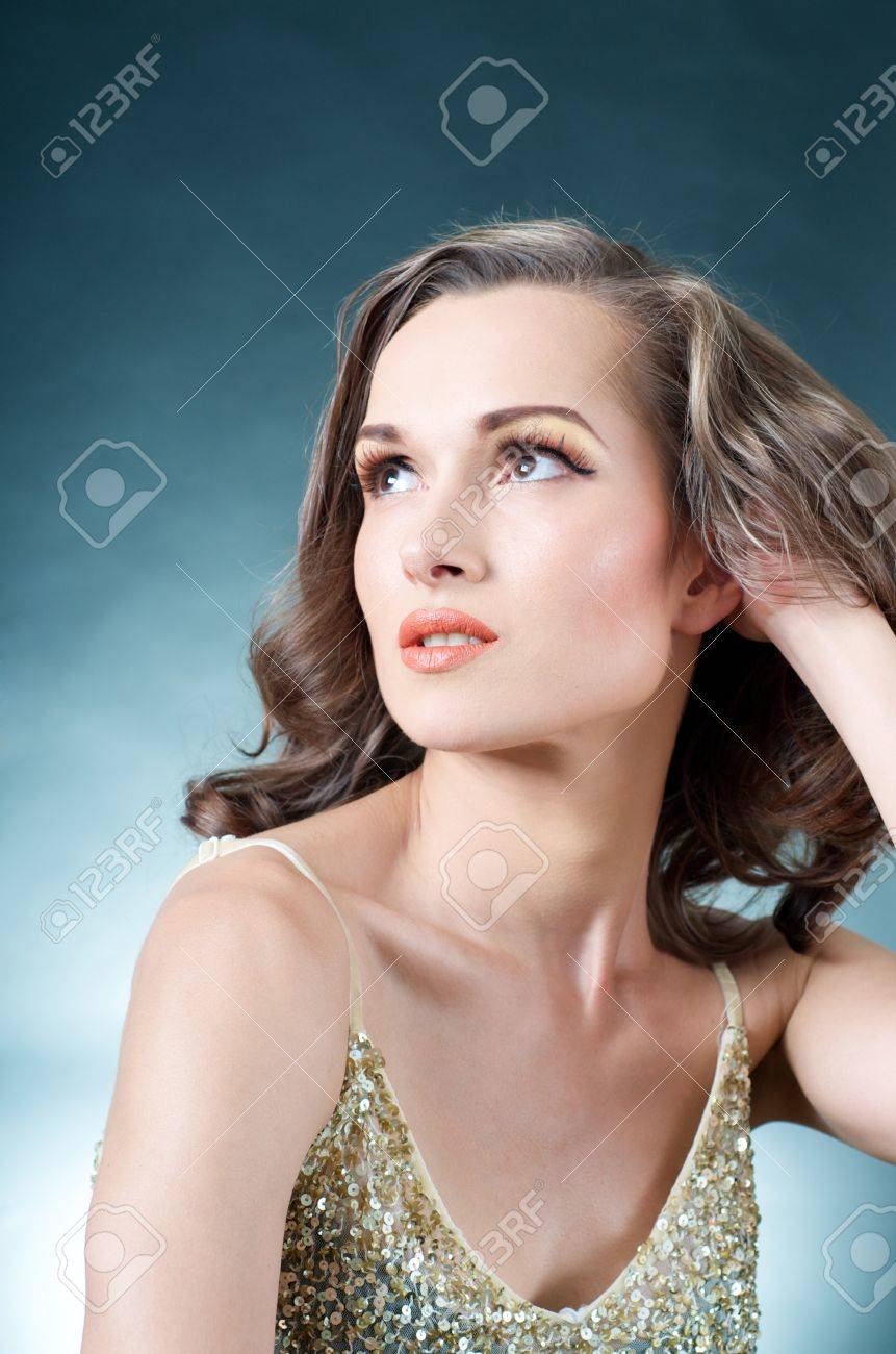 見上げると 彼女の髪を保持しているモデルします の写真素材 画像素材 Image