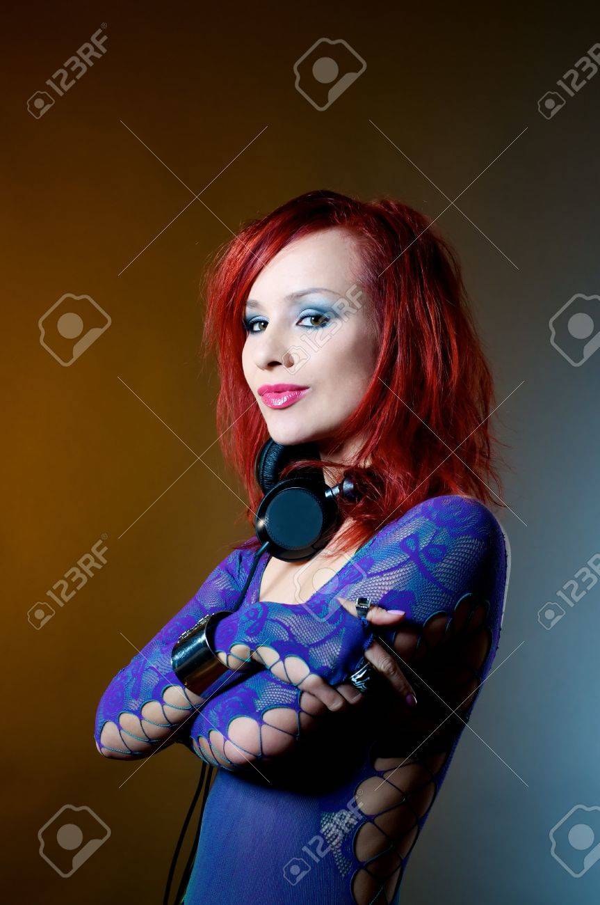セクシーな Dj の女の子のプロフィール の写真素材 画像素材 Image