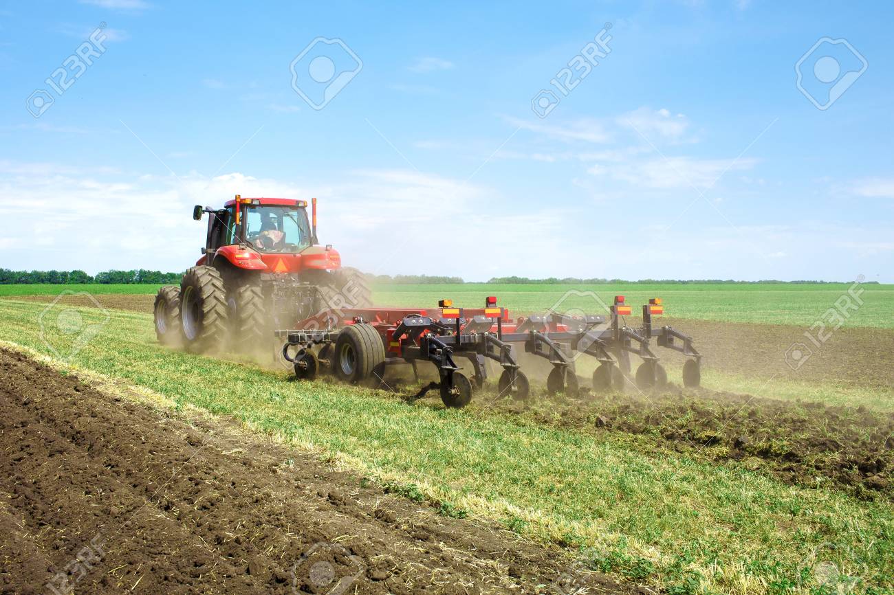 Два трактора вспахали поле. Пахотный трактор. Трактор пашет землю. Два трактора вспахали поле. Два трактора вспахали поле.