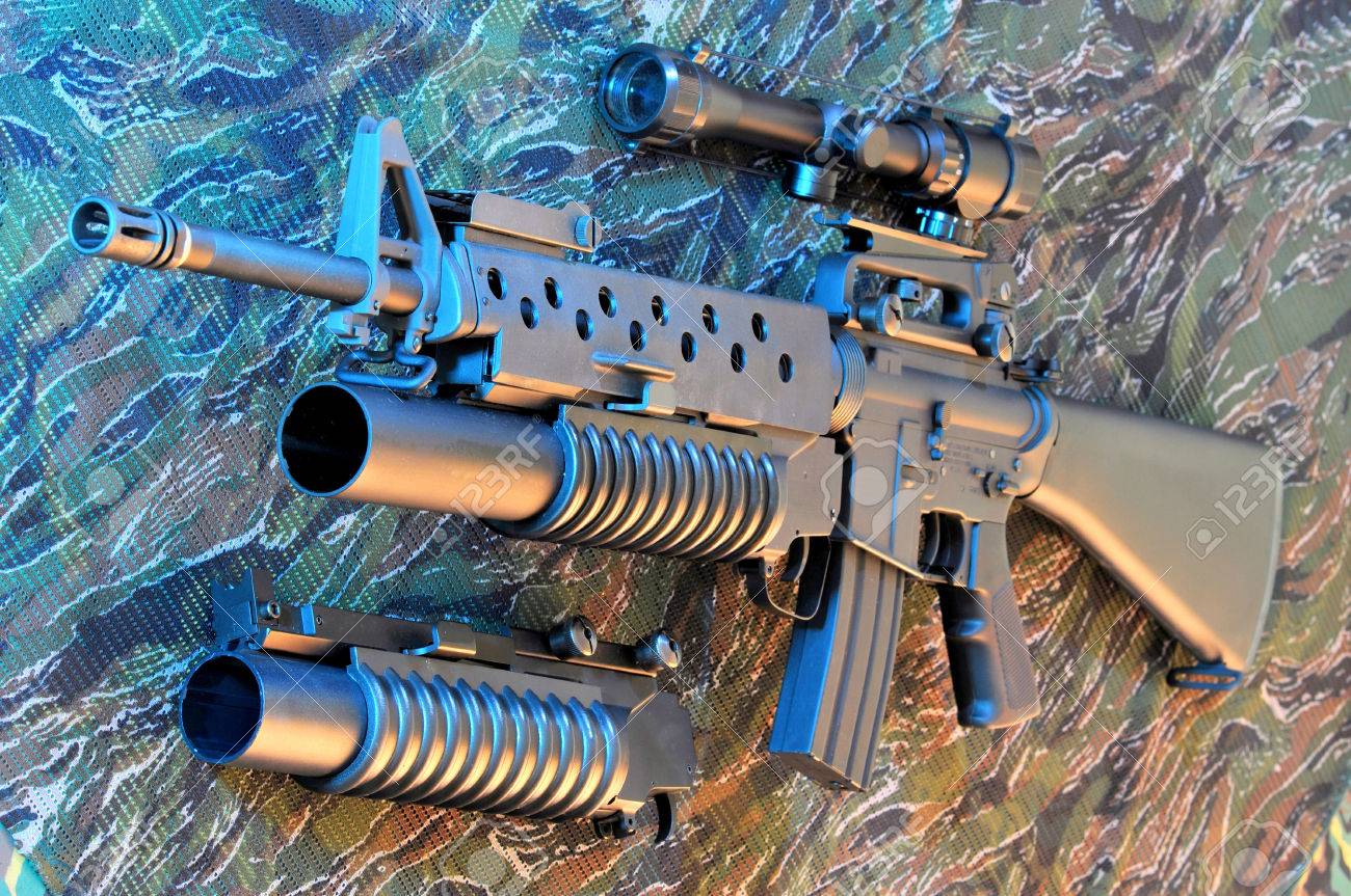 グレネードランチャー付けアサルトライフルします の写真素材 画像素材 Image