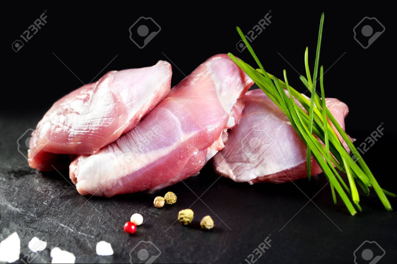 生の肉 新鮮な皮なし鶏太股と黒い黒板背景に鶏の胸肉 食品 調理食品 の写真素材 画像素材 Image