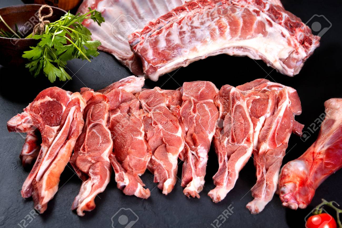 La Viande Fraiche Et Crue Cotes Et Cotelettes De Porc Cuites Pret A Griller Et Barbecue Banque D Images Et Photos Libres De Droits Image 45713707