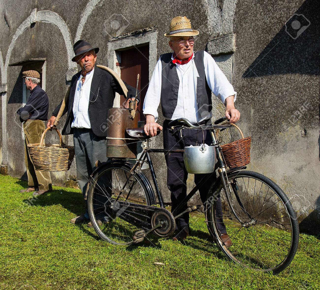 Alter Mann In Traditioneller Bauernkleidung - Retro-Stil Lizenzfreie Fotos,  Bilder und Stock Fotografie. Image 70598502.