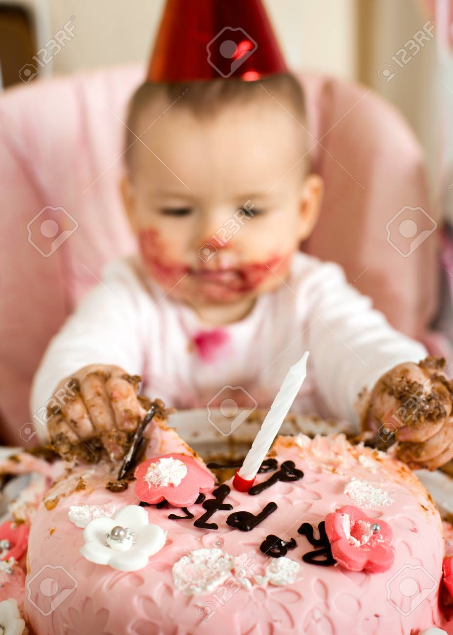 1 歳女の子汚れた顔をした荘厳誕生日 垂直写真 の写真素材 画像素材 Image