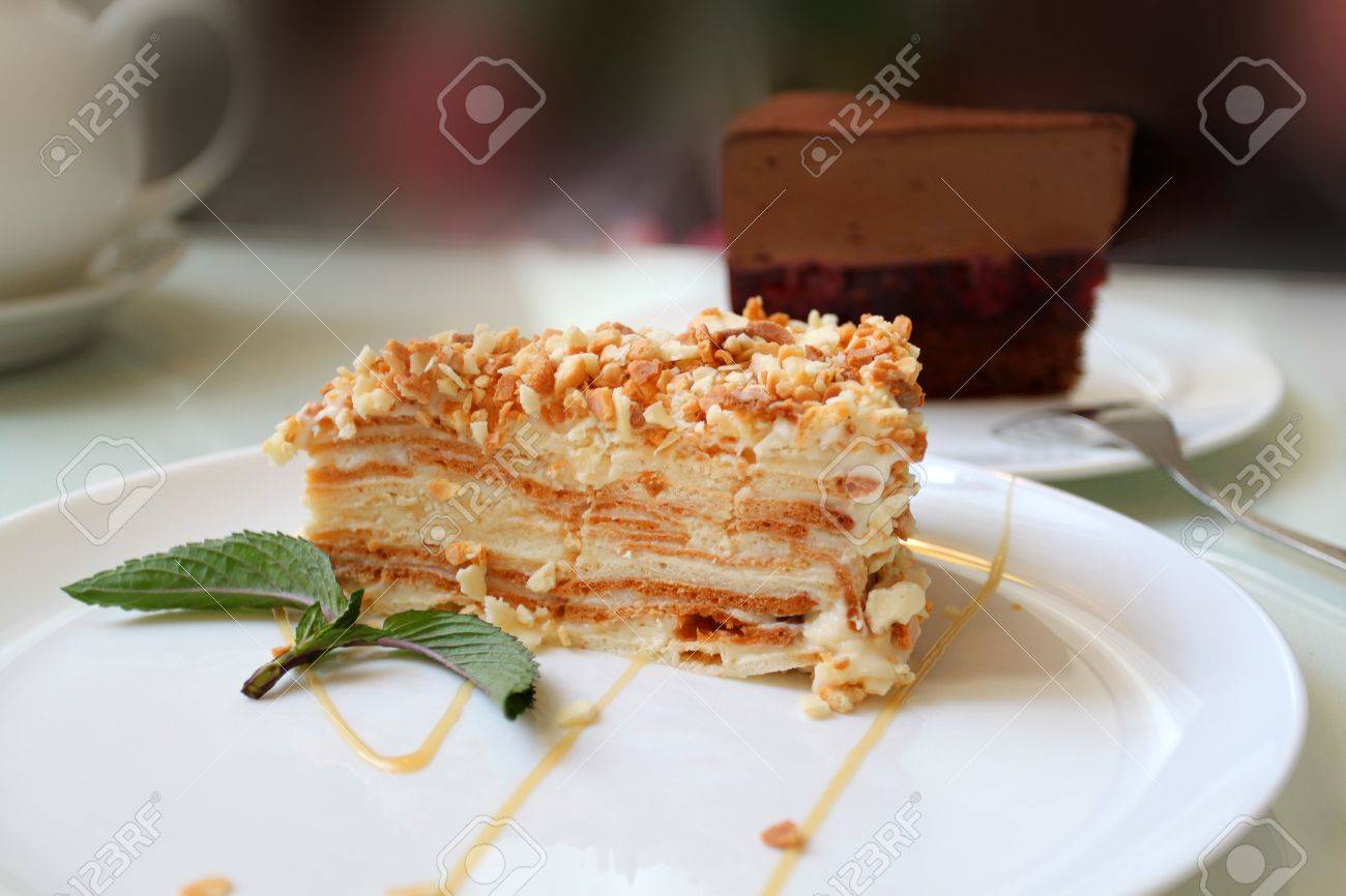 カフェで甘いトリュフ ケーキの写真 の写真素材 画像素材 Image