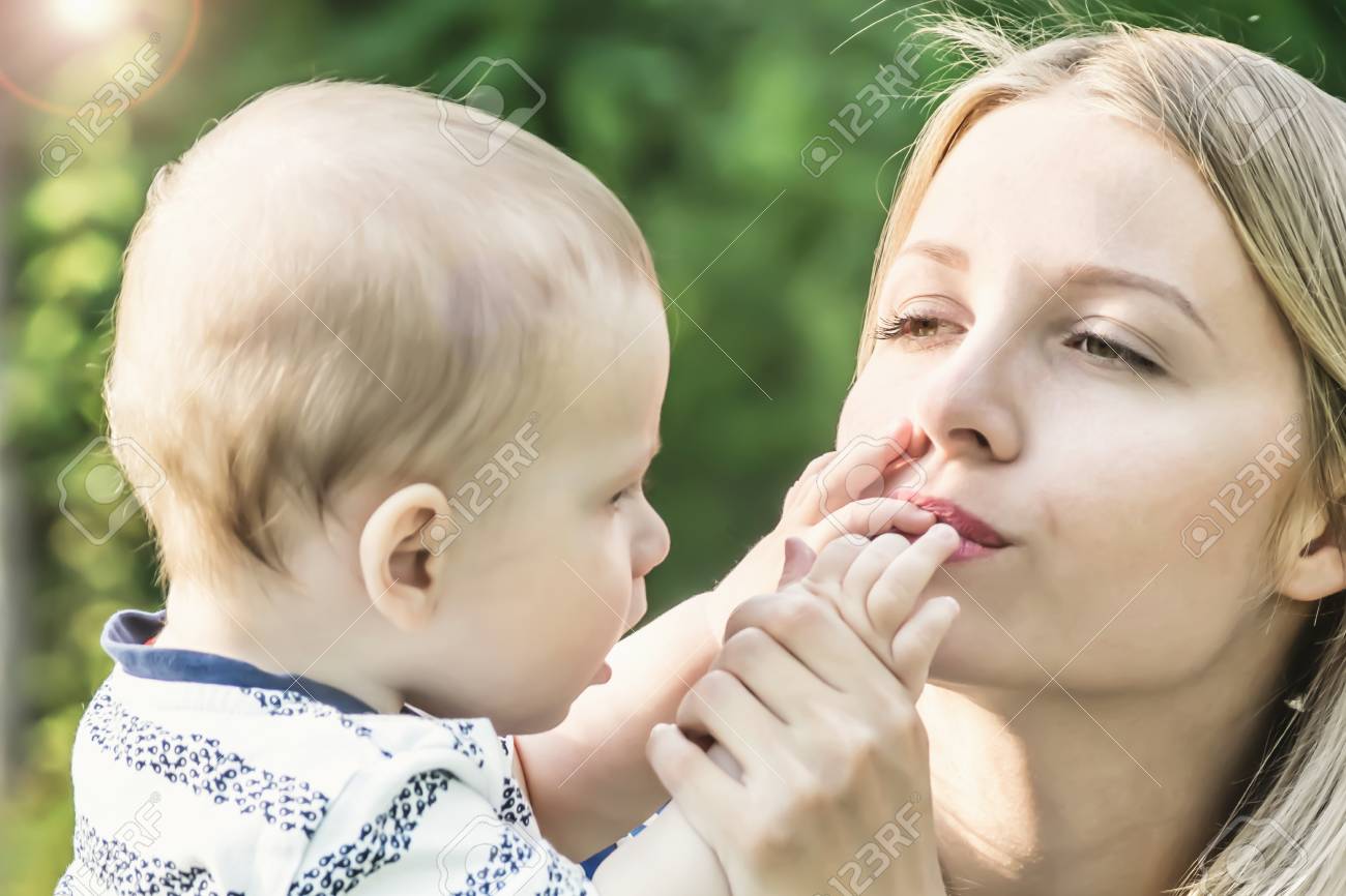 自分の産んだ息子の小さな指にキスのきれいな女性 の写真素材 画像素材 Image
