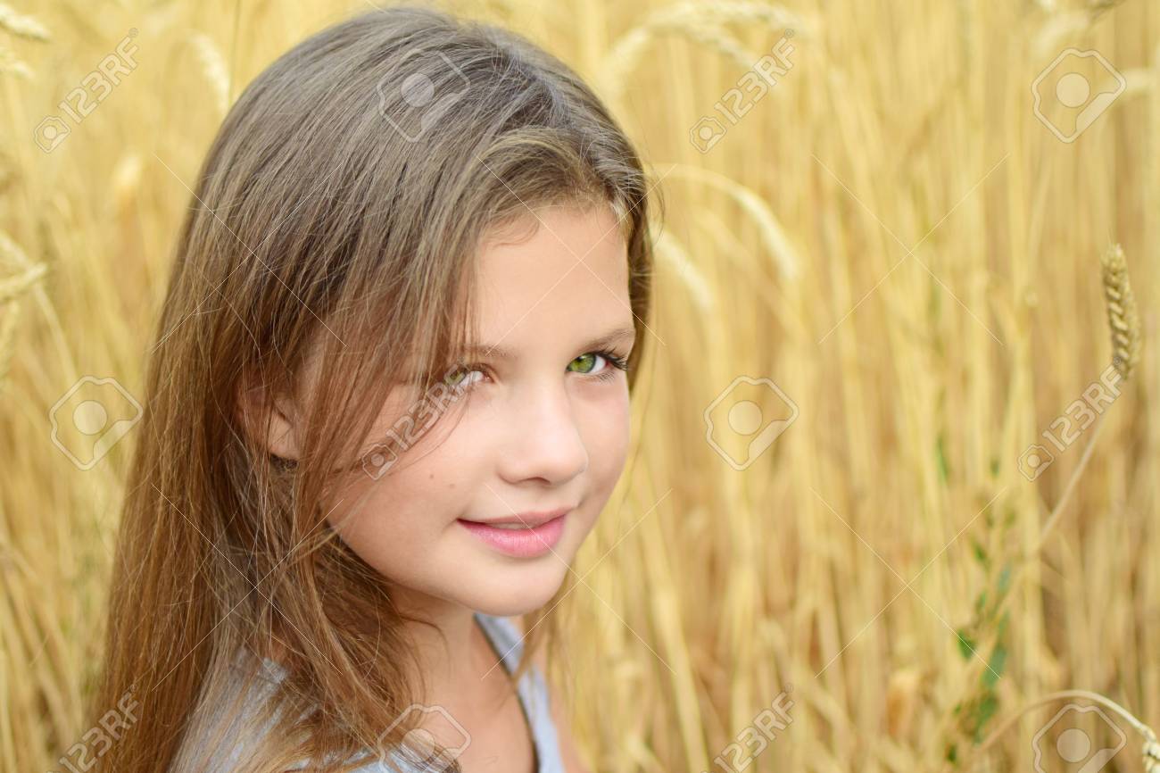 Close Up Petite Fille Aux Yeux Longs Yeux Verts Dans Le Champ De Seigle Dore Journee D Ete Concept De Purete De Croissance De Bonheur Banque D Images Et Photos Libres De Droits Image