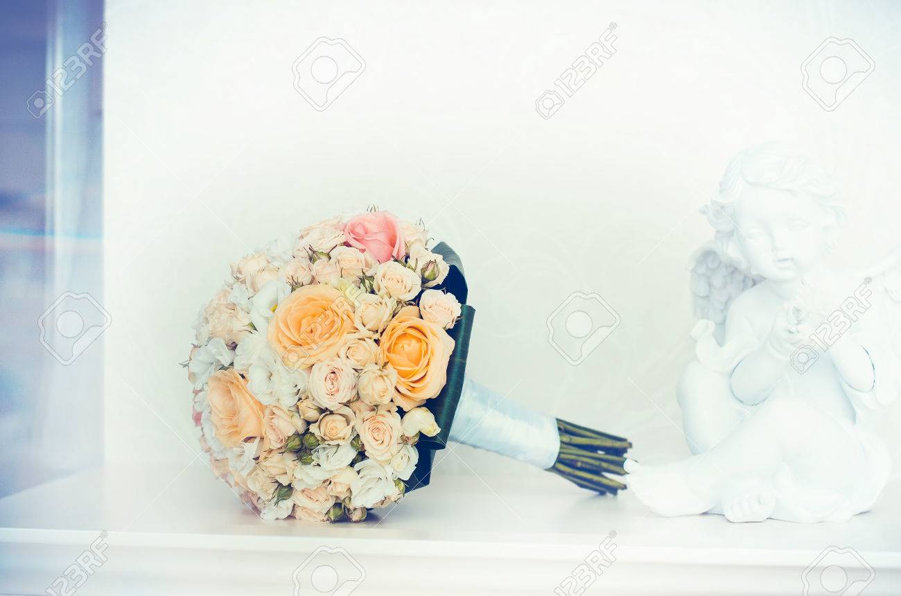 白 桃 オレンジのバラのウェディング ブーケ の写真素材 画像素材 Image
