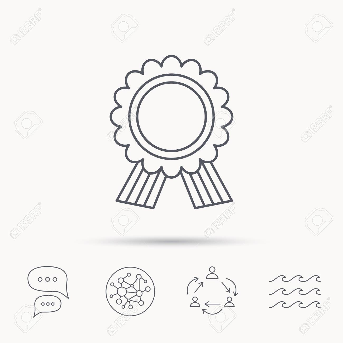 受賞メダル アイコンです 受賞実績標識です グローバルは ネットワーク 海の波を接続し ダイアログのアイコンをチャットします チームワークのシンボル のイラスト素材 ベクタ Image