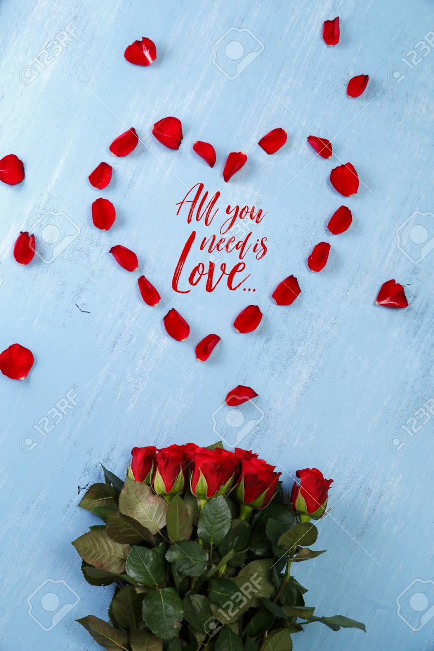 Immagini Stock - Il Cuore Dei Petali Di Rosa Rossa Su Blu Ha Dipinto Il  Fondo Rustico. Tutto Ciò Di Cui Hai Bisogno È Lamore. Giorno Di San  Valentino O Concetto Di