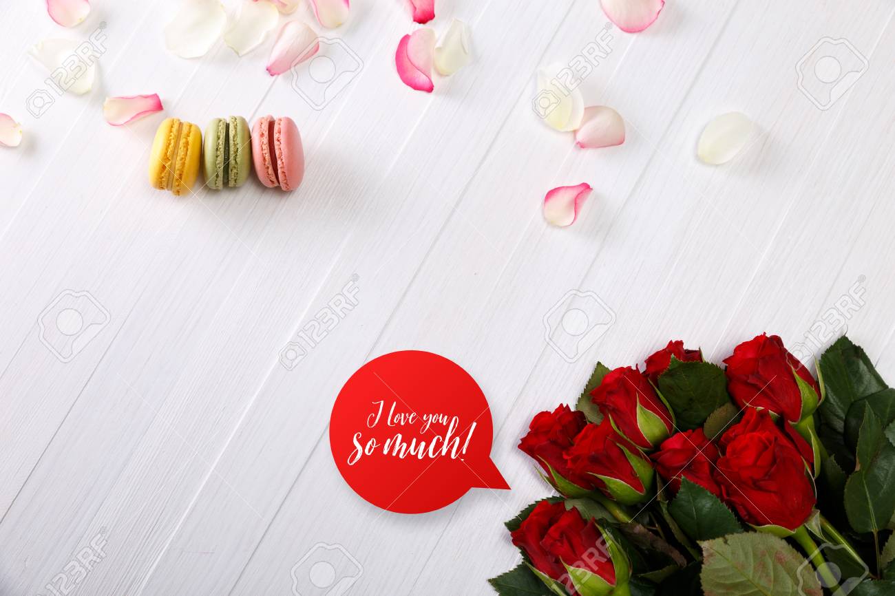 Gâteaux De Macaron Au Bouquet De Roses Rouges Différents Types De Macaron Je Taime Bulle Fond Rustique En Bois Blanc