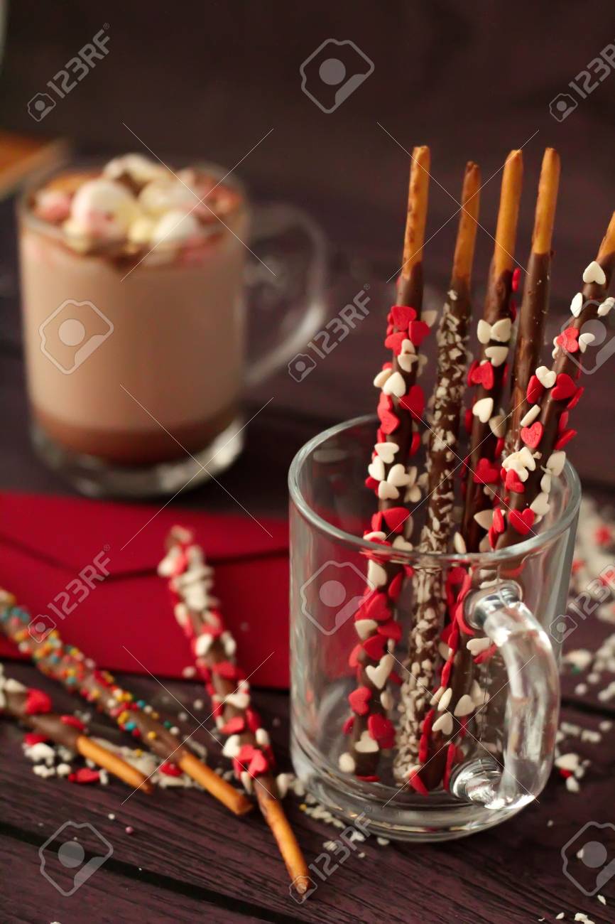バレンタインデー ホット チョコレート マシュマロとチョコレートのデザートはバレンタインの日ロマンチックな背景をスティックします の写真素材 画像素材 Image