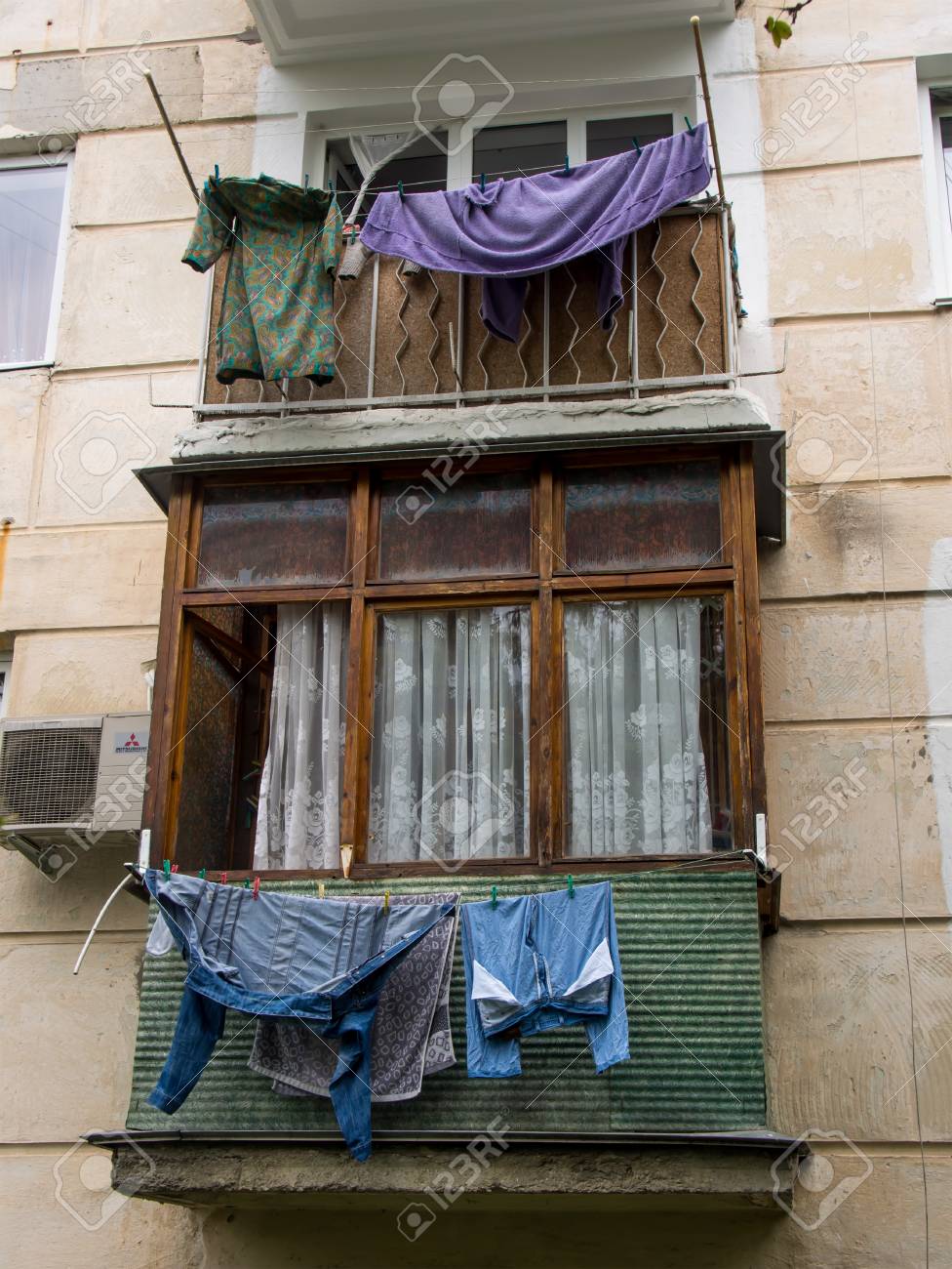 Sous-vêtements Suspendus Sur Les Balcons, Dans La Province Russe Banque  D'Images et Photos Libres De Droits. Image 64418128