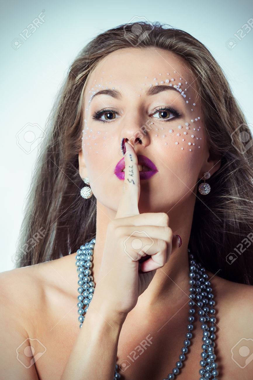 Banque d\u0027images , Belle fille sexy avec maquillage de Noël festive avec rouge à lèvres brillant avec votre doigt à sa bouche, avec le tatouage secrète sur