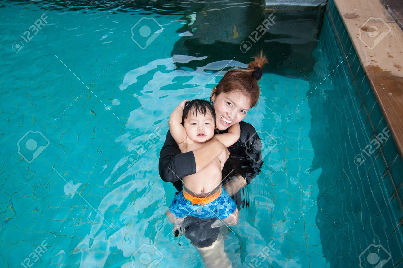 ママ　プール 子供とママのマンションでは、プールで一緒に遊ぶの写真素材・画像素材 Image 85113526