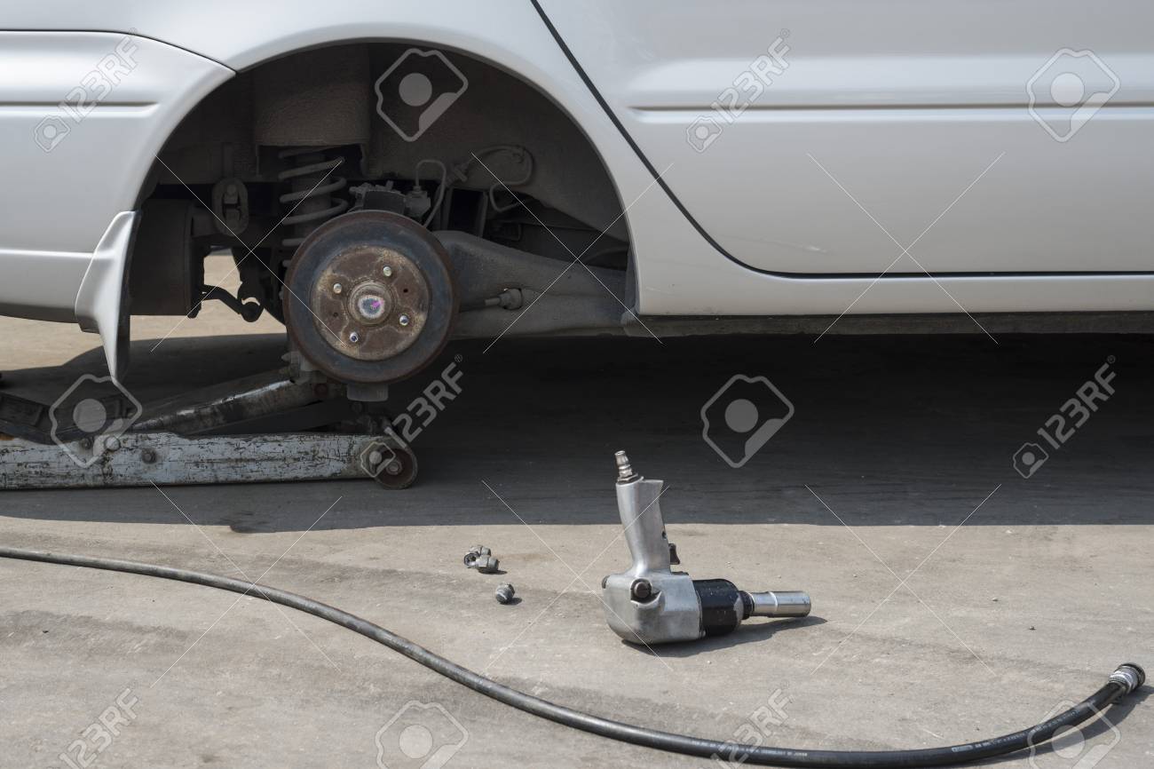 ホイールでホイール交換のため油圧解除なし車 の写真素材 画像素材 Image