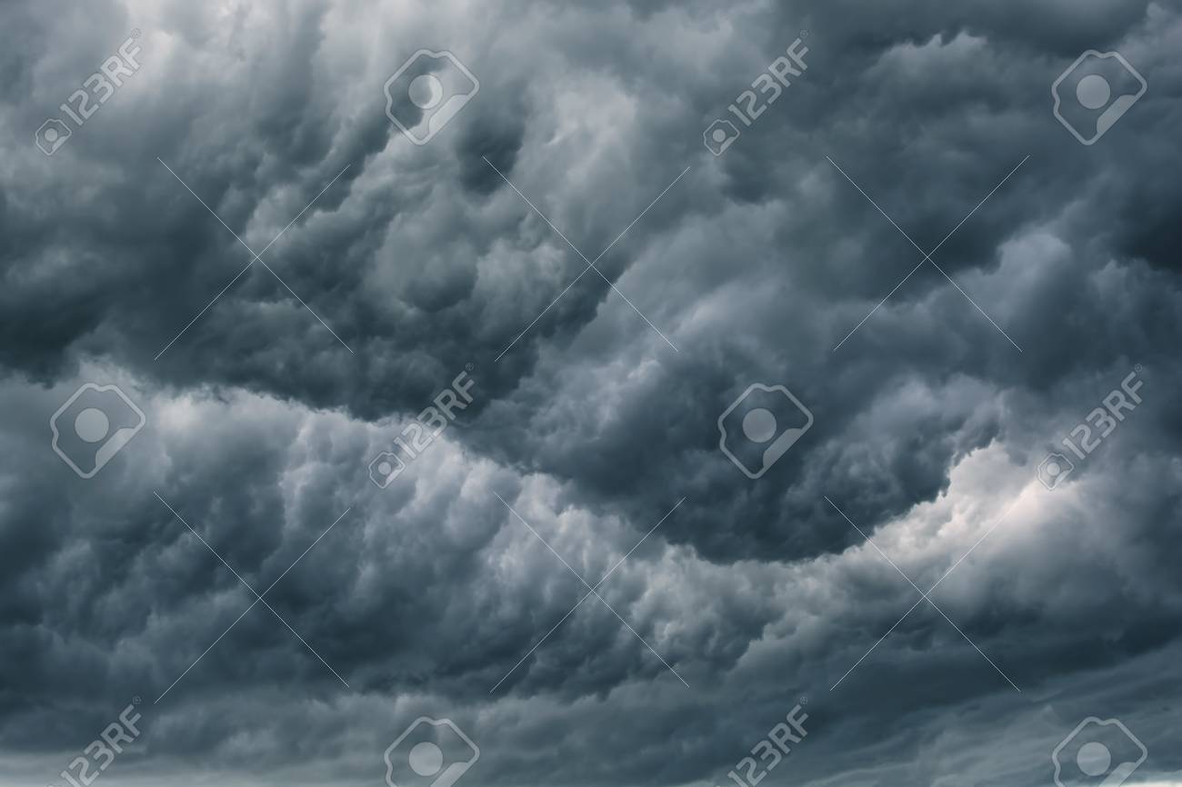 黒い雲 空の雨雲 の写真素材 画像素材 Image