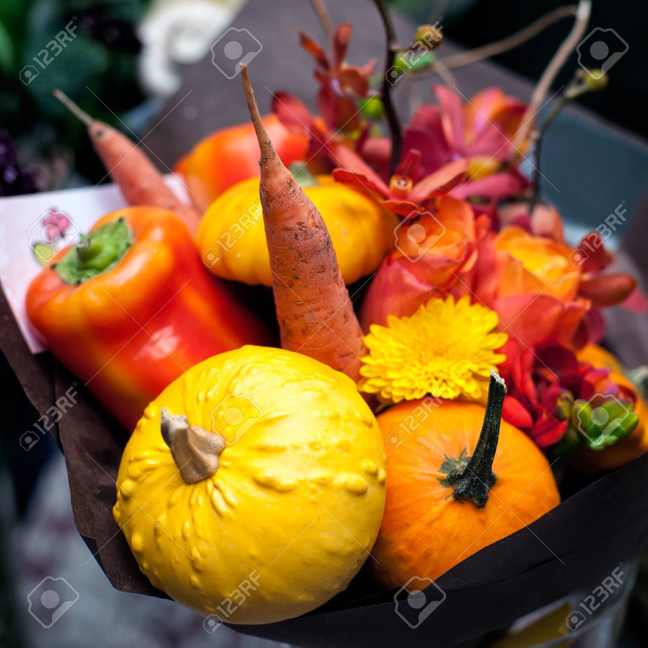 Arrangement De Fleurs Citrouille Arrots Et Poivron Bouquet Dautomne Conception De Fleurs Créatives