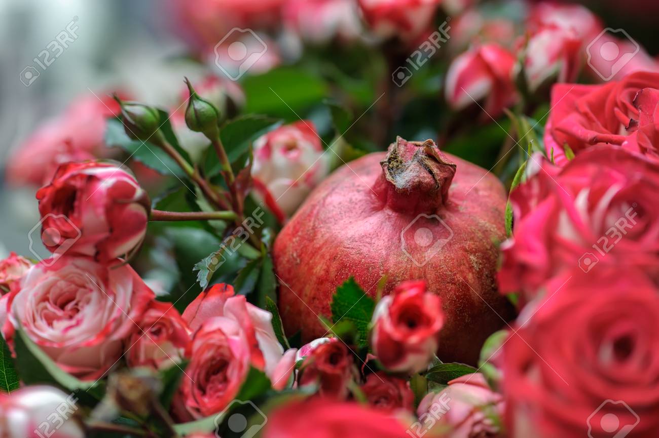 Composition De Roses Et De Grenade Création De Bouquet De Fleurs Et De Fruits