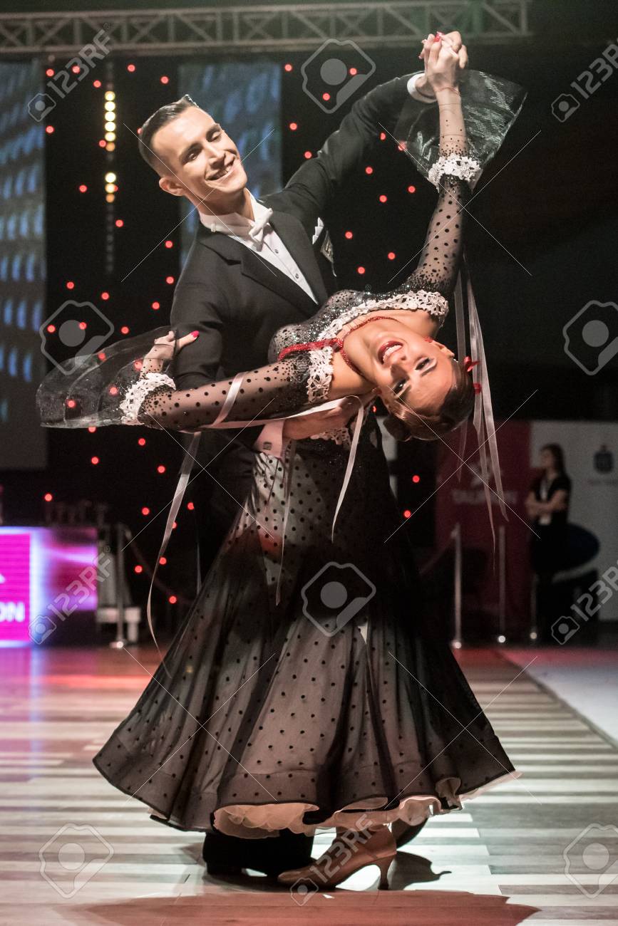 Breslau Polen 14 Mai 2016 Linis Edgars Und Eliza Ancane In Tanz Stellen Wahrend Der Welttanz Sport Federation Federation Europameisterschaft Standard Dance Am 14 Mai In Breslau Polen Lizenzfreie Fotos Bilder