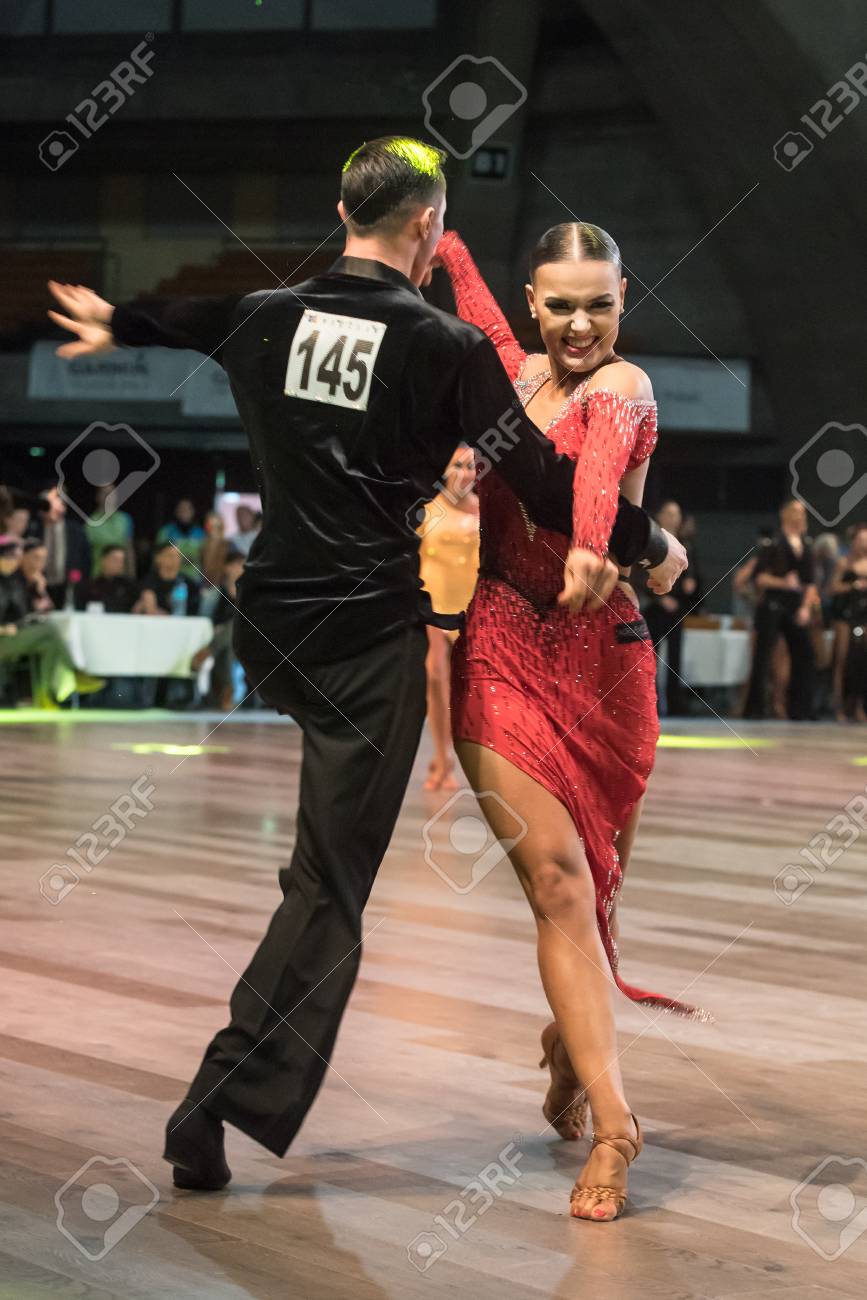 ラテンダンスを踊る正体不明のダンス カップル の写真素材 画像素材 Image
